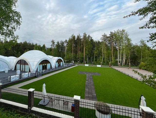 Банкетный купольный шатер рядом с городом